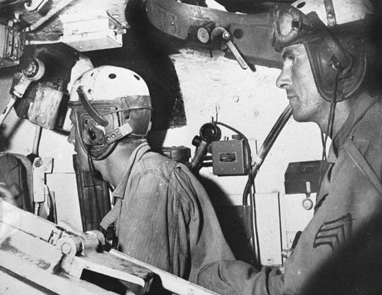 Archivo:Sherman gunner and commander.jpg