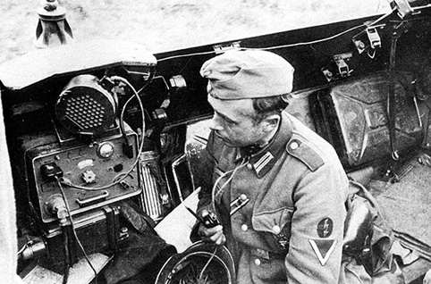 Archivo:251b3 int-lft radio-operator.jpg