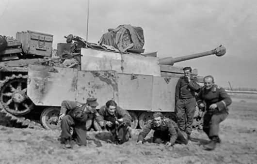 Archivo:Stug III ausf G with bolted Schurzen.jpg