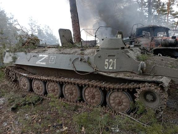 Archivo:Russian MT-LB in Ukraine marked Z .jpg
