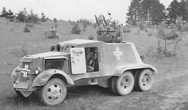 Archivo:AAC-1937 converted into a SPAAG with twin AA MG-34.jpg