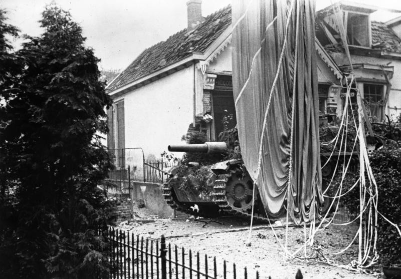 Archivo:Bundesarchiv Bild 183-J27759, Arnheim, getarntes Sturmgeschütz.jpg