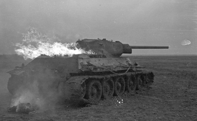Archivo:Bundesarchiv B 145 Bild-F016221-0016, Russland, Brennender T-34.jpg