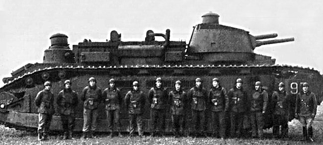 Archivo:Fcm-2c-heavy-tank-crew.jpg