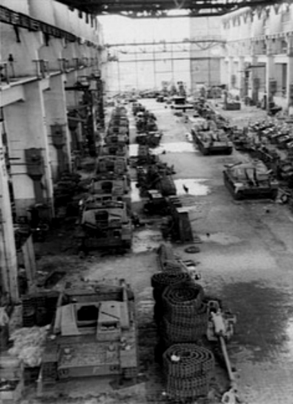 Archivo:Magedburg Grusonwerk mit StuG IV 1945.jpg