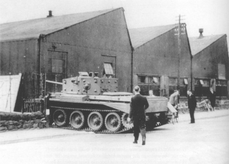 Archivo:A Cromwell tank entering Clan Foundry off the A6.png