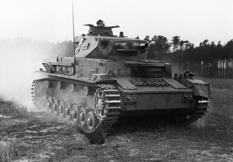 Archivo:Bundesarchiv Bild 183-J08365, Ausbildung, Überrollen durch Panzer.jpg