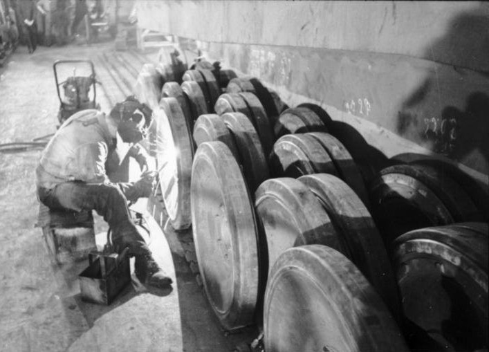 Archivo:Bundesarchiv Bild 101I-635-3965-28, Panzerfabrik in Deutschland.jpg