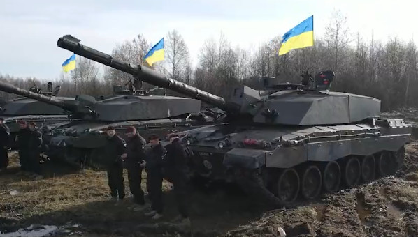Archivo:Reznikov first Challenger 2 tanks in Ukr.jpg
