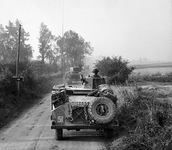 Archivo:IWM-B-7540-Morris-LRC-19440718.jpg