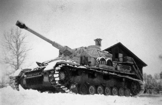 Archivo:Panzer IV in Wintertarn mit Ostketten.jpg