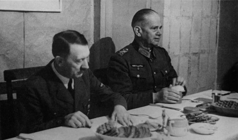 Archivo:Bundesarchiv Bild 146-2007- 0125, Russland, Hitler und Reichenau.jpg