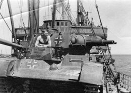 Un Neubaufahrzeug durante su transporte por barco a Noruega.