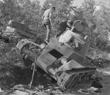 Soldados finlandeses inspeccionando uno de los BT-7 dañados por el 6.º Batallón de Cazadores en Onkamus. Septiembre de 1941.