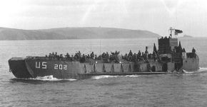 Una LCT(5) estadounidense, con capacidad para 5 tanques Sherman o 4 Churchill.