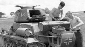 Un Panzer 38H(f) del Regimiento Panzer 201, luego reformado en la 23.ª División Panzer. La caja de herramientas en la parte posterior tiene un origen francés, se usó en los últimos Hotchkiss H39.