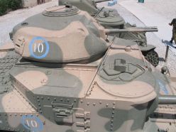Parte superior del Grant, se puede apreciar la escotilla cuadrada del cargador de 75 mm detrás del sistema periscópico de apuntado de dicho cañón.