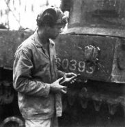 Un capitán de los Marines de Estados Unidos inspecciona una mina japonesa Tipo 99 que no explotó en su tanque M3A1 Stuart durante la Batalla de Munda Point en las Islas Salomón, agosto de 1943.