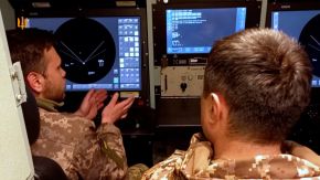 Imágenes del interior del puesto de mando de la batería Patriot entregada por Alemania, cuyas pantallas nos indican que se trata de una versión modernizada.