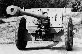 El cañón anticarro 7,62 cm PaK 36(r) incluyó un freno de boca y un escudo recortado, entre otros cambios.