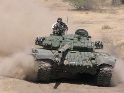 Un T-72M "Ajeya" del Ejército Indio con bloques de blindaje reactivo ERA sobre su coraza.