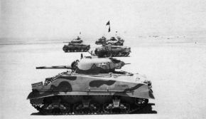 Tanques Sherman Mark III con camuflaje de la 7.ª División Blindada británica, las "Ratas del Desierto", en noviembre de 1942 durante la Segunda Batalla de El Alamein.
