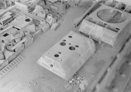 Krupp firmó un contrato en febrero de 1943 para la entrega de 120 cascos y torretas de Maus. Sólo un conjunto fue completamente ensamblado.