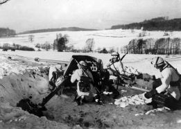 Tropas ucranianas de la 14.ª División de Granaderos Waffen SS con ropa de camuflaje invernal y un cañón anticarro 5 cm PaK 38 durante los combates liberados en el oeste de Ucrania a principios de 1944.