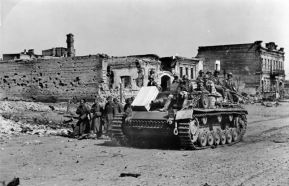 Un StuG III avanzando junto a infantería entre las ruinas de Stalingrado, octubre de 1942.
