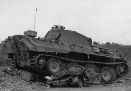 Un Panther del I./PzRgt 4 encima de un Kübelwagen tras ser dañado en una oruga durante los combates en torno a Aprilia, al sur de Roma.