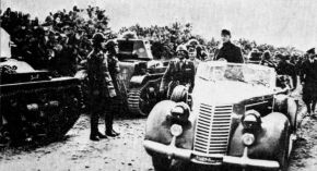 El rey Victor Manuel III pasando revista al 131.° Regimiento de Infantería Carrista en Sicilia, enero de 1943.