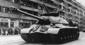 IS-3 durante un desfile militar en Praga, Checoslovaquia.