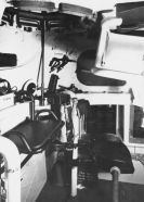 Posición del comandante bajo la cúpula de un Pz.IV Ausf. A. Se puede ver una varilla que sube hacia arriba, sirve para engranar el anillo-reloj de acimut con el cual el comandante, desde la cúpula, sabe la posición real del carro, independientemente de la posición de la torreta.