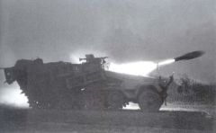 Detalle de lanzamiento de un cohete desde el Sd.Kfz. 251/1 II Wurfrahmen 40.