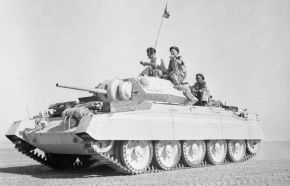Un Crusader Mk.II durante la Campaña del Desierto Occidental, octubre de 1942. En el Mk.II se sustituye el faro central carenado por dos faros más convencionales.