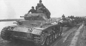 Una columna de vehículos alemanes capturados por el Ejército Rojo. En el Pz.III de primer plano se pueden leer consignas soviéticas como "¡Hacia Berlín!" y "¡Muerte a Hitler!".