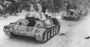 Tanques soviéticos T-34 pintados con camuflaje invernal a finales de 1941.