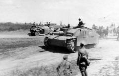 Un StuH 42 equipado con blindaje espaciado tipo Schürzen.