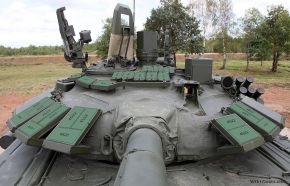 Disposición de los paneles reactivos Kontakt-5 en la torreta del T-72B3.