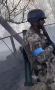 Soldado ucraniano con un C90 después de neutralizar una unidad rusa mediante una emboscada. Principios de abril de 2022.