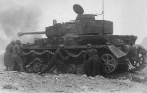 Un Pz.IV de la Pz.Div. Hermann Göring, en ese momento usando un emblema de estrella blanca, que rompió una oruga durante la Batalla de Monte Casino en 1944. Si no había ingenieros de campaña cerca, la tripulación tenía que intentar solucionar el problema, a menudo bajo el fuego del enemigo.