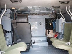 Compartimento de pasajeros de un BTR-4, el artillero se sienta en una posición fija debajo de la torreta giratiria, la puerta del centro da acceso directo al motor.