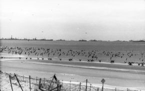 Ejemplo de una playa francesa llena de obstáculos antes de la invasión de los Aliados.