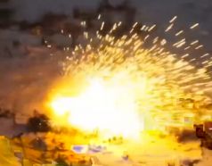 Aquí vemos lo que parece ser una explosión simultánea de todos los fanzafumígenos del T-90M.