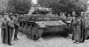 Tropas alemanas inspeccionando otro Pz.IV Ausf. B alcanzado por al menos dos proyectiles de 37 mm disparadas por artilleros antitanque polacos. Uno golpeó la carcasa blindada del cañón y otro la cubierta de un visor de la torreta.