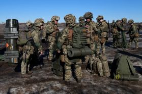 Soldados ucranianos entrenando con armas NLAW en un campo de tiro en el Óblast de Donetsk el 15 de febrero de 2022.