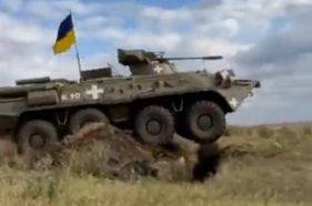 BTR-82A ucraniano entrenando el cruce de zanjas.
