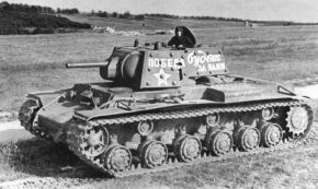 Un KV-1E, un Modelo 1940 con planchas de blindaje de 35 mm aplicado en el frontal (excepto torreta) y en los laterales.