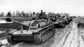Cañones de asalto StuG III Ausf. G avanzando sobre las carreteras fangosas de Ucrania durante el invierno de 1944. Durante el cerco, los Ju-52 de la Luftwaffe lanzaron barriles de gasolina al lodo, a menudo a 200-300 metros de distancia. Al priorizarse la munición y el combustible, las tripulaciones de los Panzer y los granaderos recibieron poca comida.