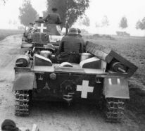 Un PzKpfw I onhe Aufbau (sin superestructura) siguiendo a una columna de Pz.II, posiblemente como vehículo de la compañía de ingenieros de la división.